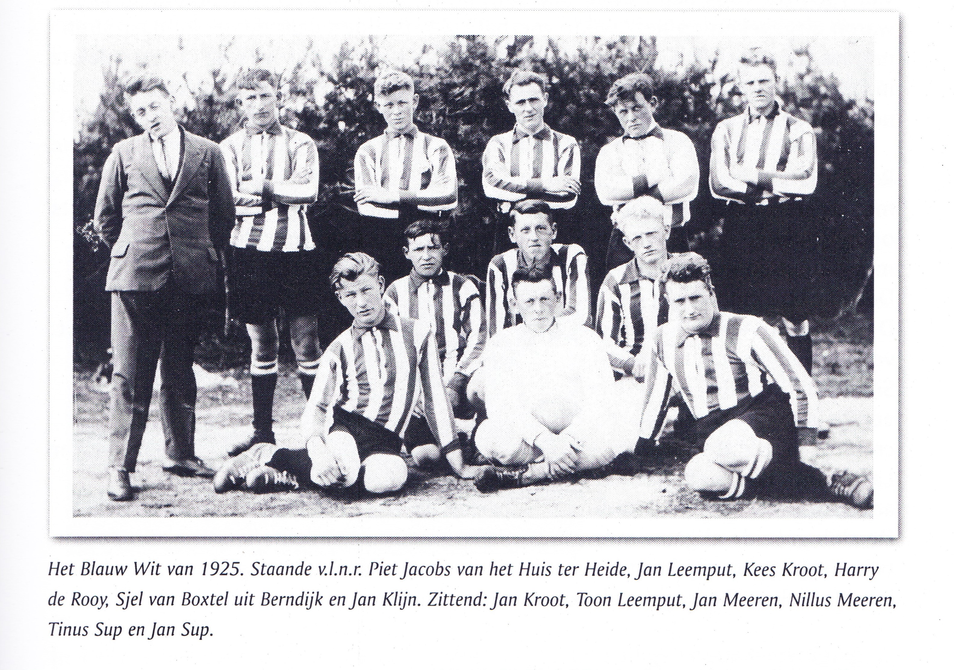 blauw-wit__voetbalvereniging_van_de_moer__omstreeks_1935__bron_-_parelmoer__2004__pag._73.jpeg