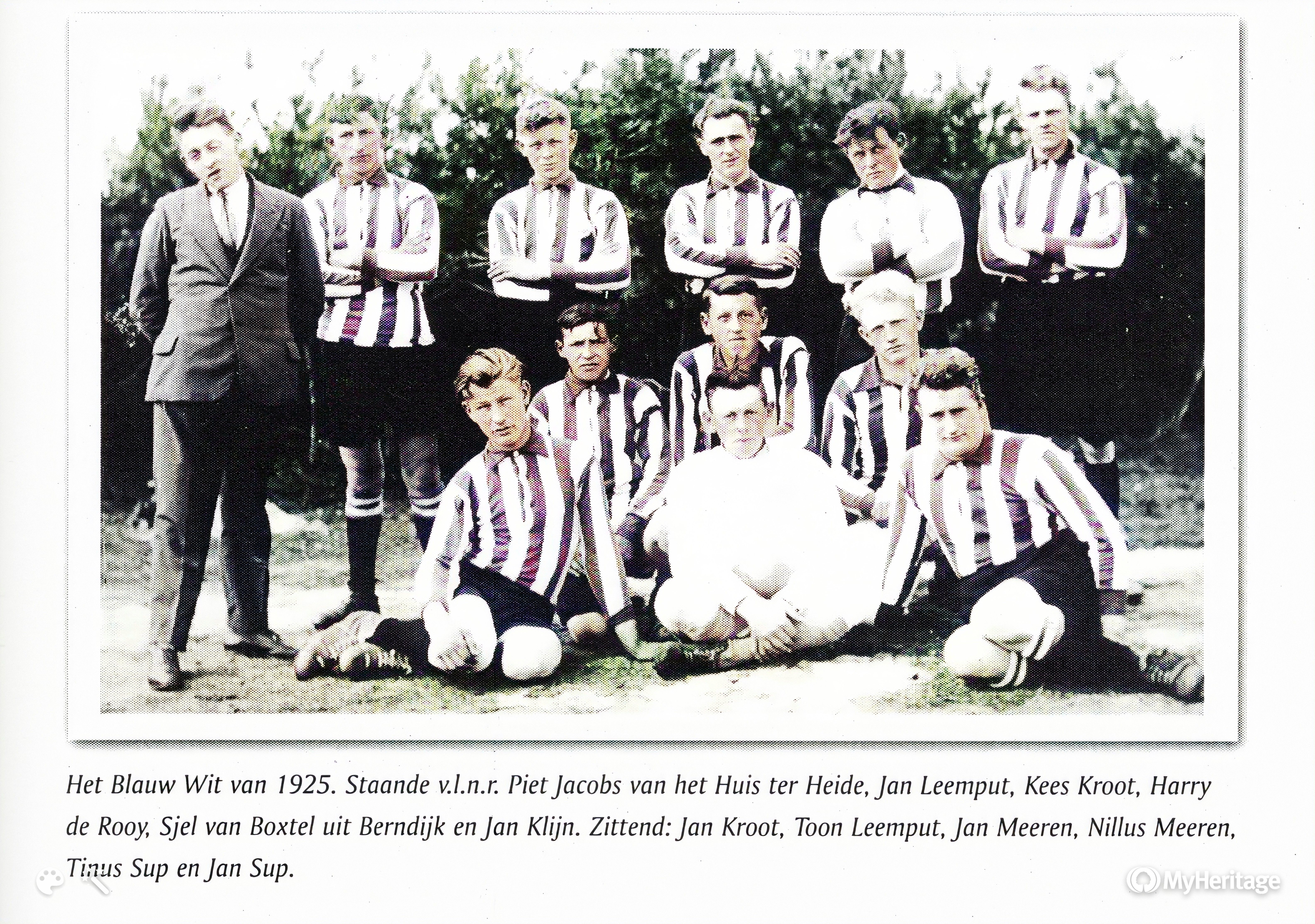 blauw-wit__voetbalvereniging_van_de_moer__omstreeks_1935__bron_-_parelmoer__2004__pag._73_-_myheritage_color.jpg