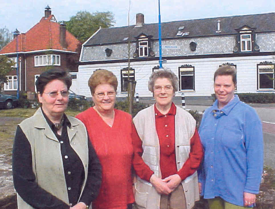 dekkers_jeanne_en_andere_bestuursleden_vrouwenbond_40_jarig_jubileum_dongen__2001.jpg