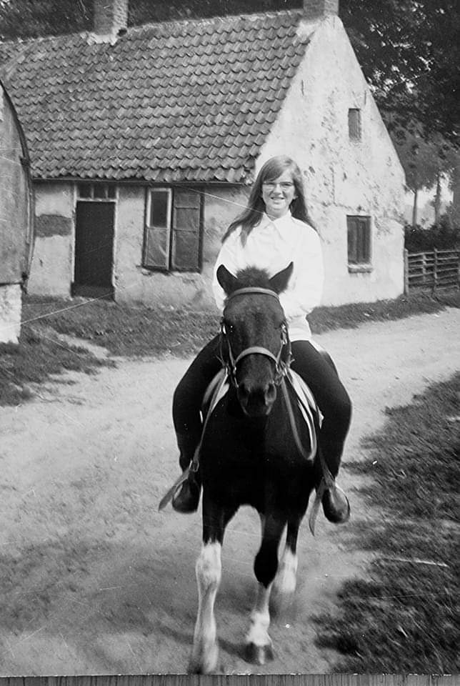 meeren_nelleke_van_den__met_op_de_achtergrond_het_oude_huis_lage_ham_3__waar_kees_meeren_en_jeanne_dekkers_gingen_wonen_na_hun_in_trouwen_in_1952__waar_hun_2_zoons_geboren_zijn.jpg