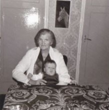 noort_pieta_van_den__met_op_schoot_kleinzoon_daniel_kuijten__3_maanden_oud_-_augustus_1977.jpg