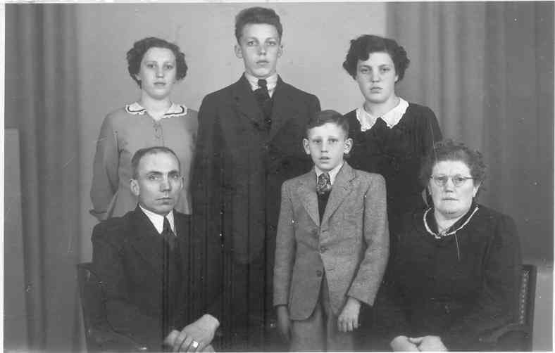 velden_bart_van_de__marie_meeren__koos__riet__bernard_en_nelly_mei_1950.jpg