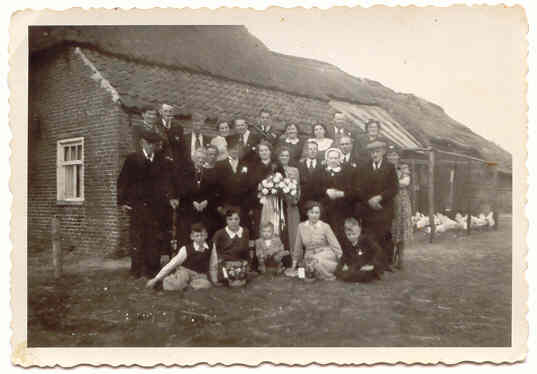 meeren_catharina_en_johannes_sup_bij_trouwen_voor_de_ouderlijke_boerderij_van_meeren.jpg