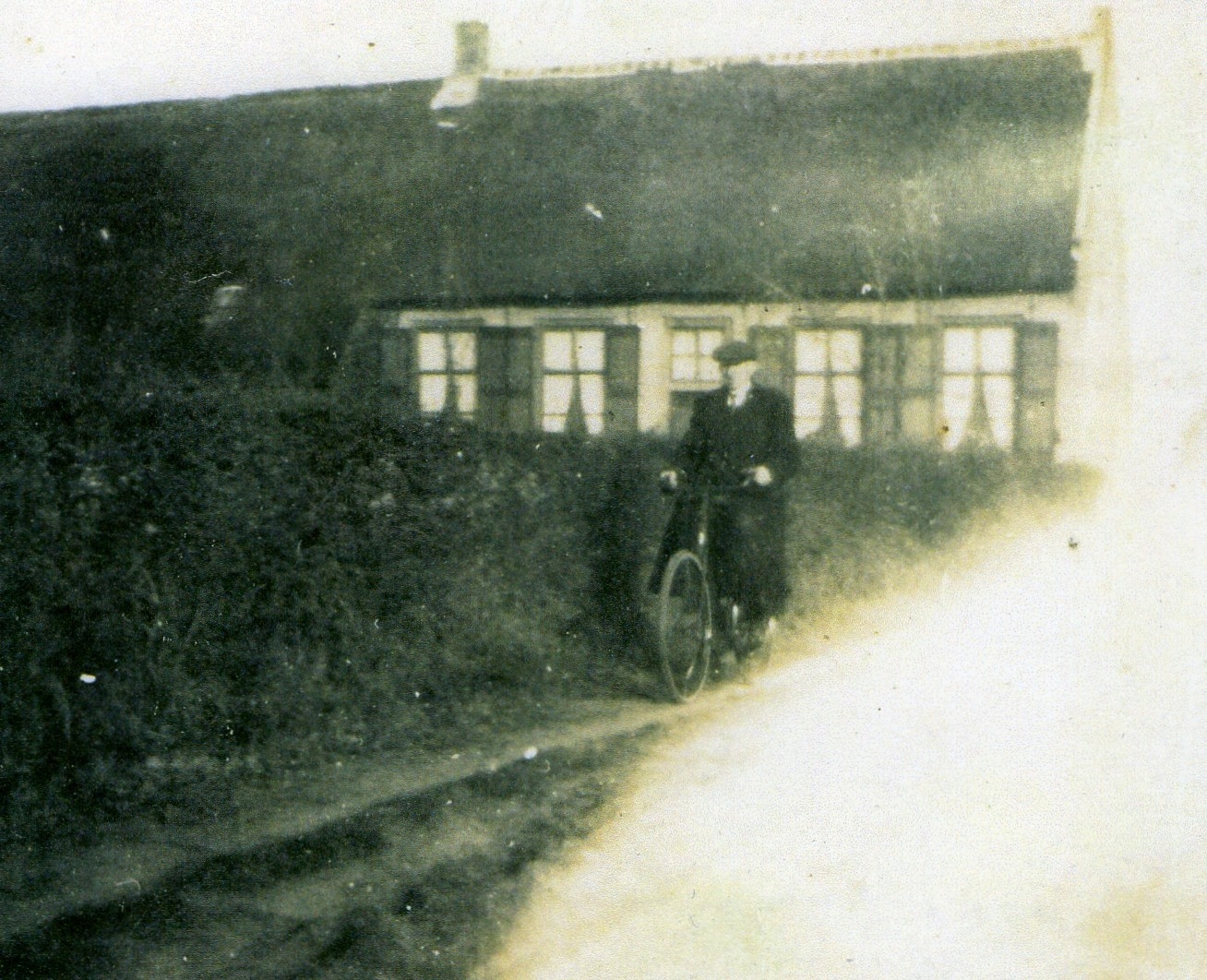 meeren_joannes_jacobus__coos__bij_zijn_geboortehuis_de_abtshoeve_te_teteringen_in_1938.jpg