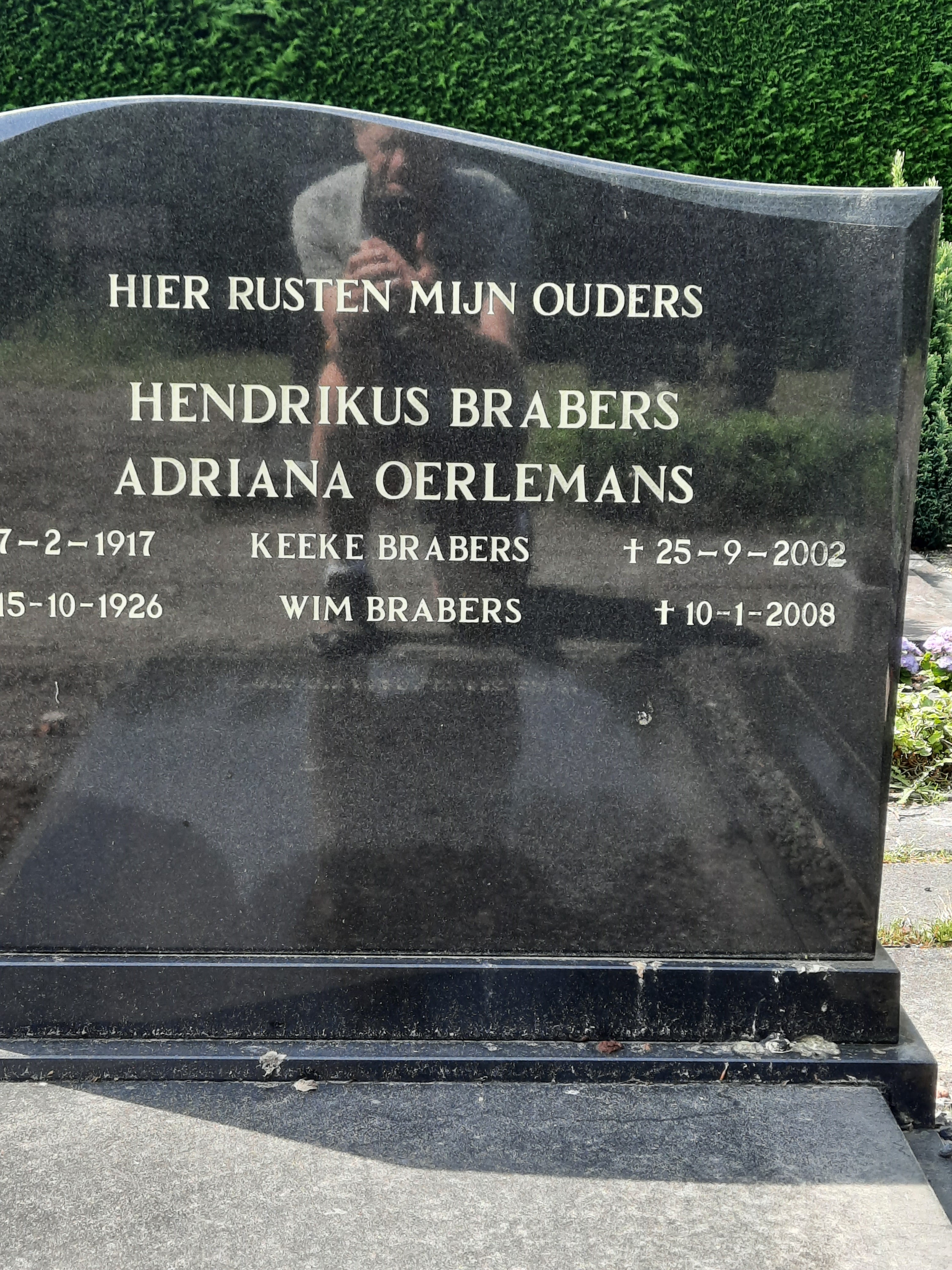 brabers_hendrikus__en_adriana_oerlemans__zoon_wim__geb._15_okt._1926__overl._10_jan._2008__dochter_keeke_brabers__geb._7_febr._1917__overl._25_sept._2002__begr._in_de_moer_-_eigen_opname_18_mei_2024.jpg